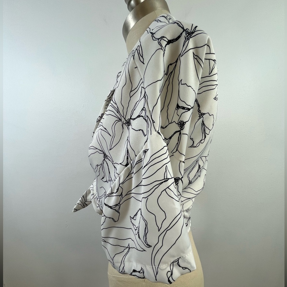 Jon & Anna Contemporary White and Black Floral Tie Front Crop Top, sz. MD - Picture 4 of 16